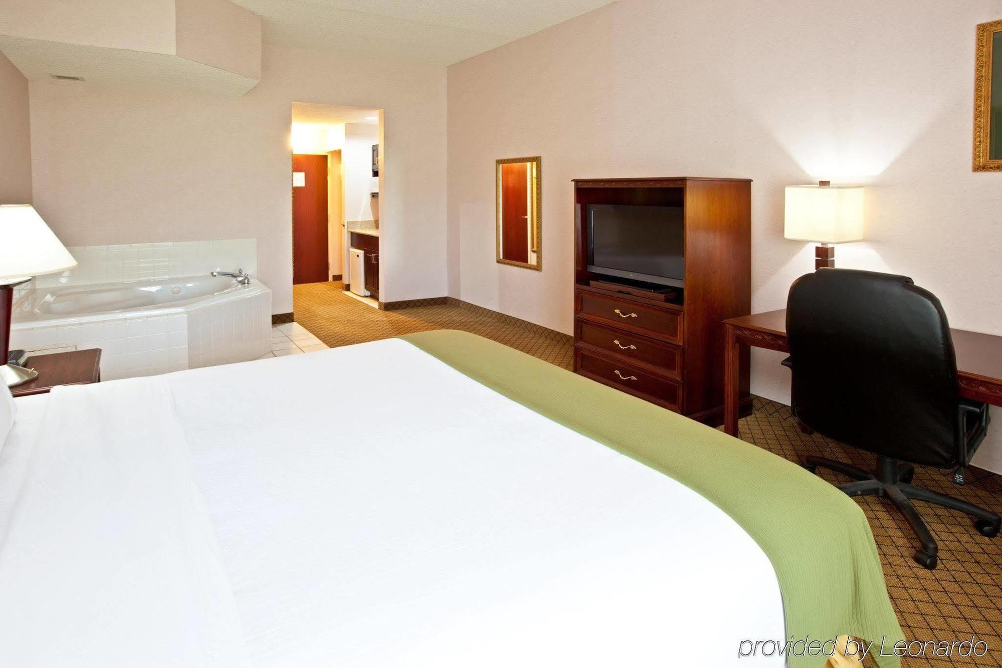 Holiday Inn Express Hotel & Suites Cincinnati Northeast-Milford By Ihg Room photo